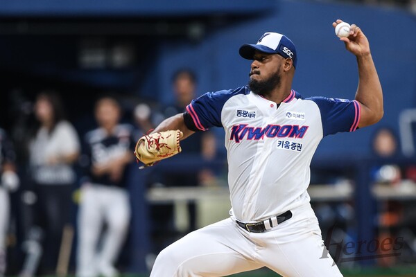 키움 히어로즈의 새로운 외인투수 C.C 메르세데스가 지난 9일 두산전에서 역투를 펼치고 있다. (사진=키움 히어로즈)