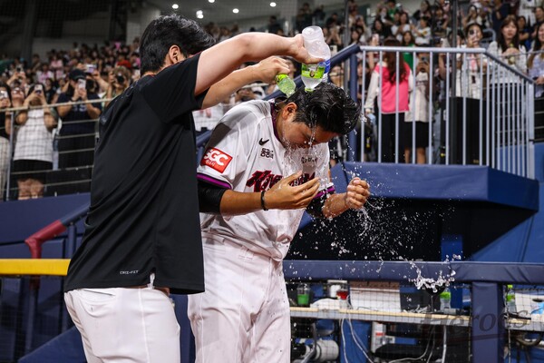 키움 박정훈이 첫 세이브를 기록한 뒤 동료들의 축하를 받고 있다. 사진 | 키움히어로즈