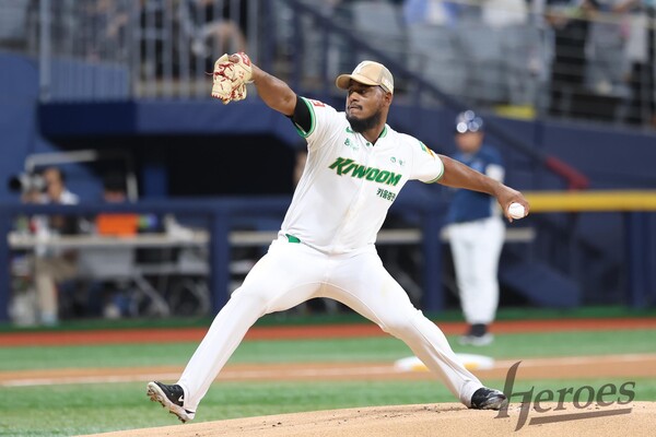 키움 메르세데스가 역투하고 있다. 사진 | 키움히어로즈