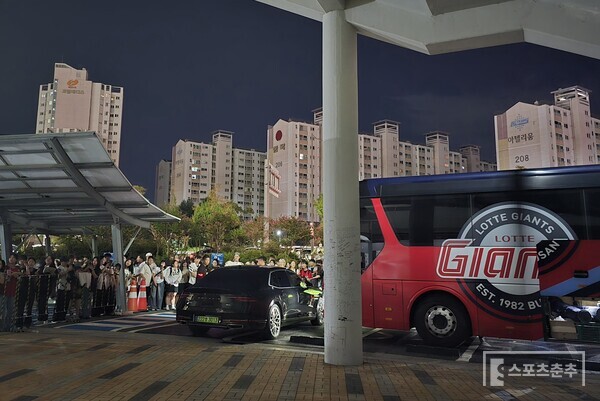 경기 종료 후 1루 원정 출입구에서 선수단을 기다리는 롯데 팬들. (사진=스포츠춘추 황혜정 기자)