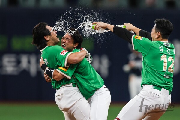 2025년 8월 10일 고척 두산전서 끝내기 승리를 자축하는 키움 선수단. (사진=키움 히어로즈)