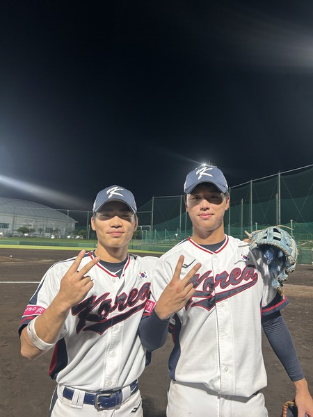 한국 18세 이하 야구대표팀이 숙적 타이완(대만)을 상대로 시원한 완승을 거뒀다. 오재원과 안지원(사진=대한야구소프트볼협회)