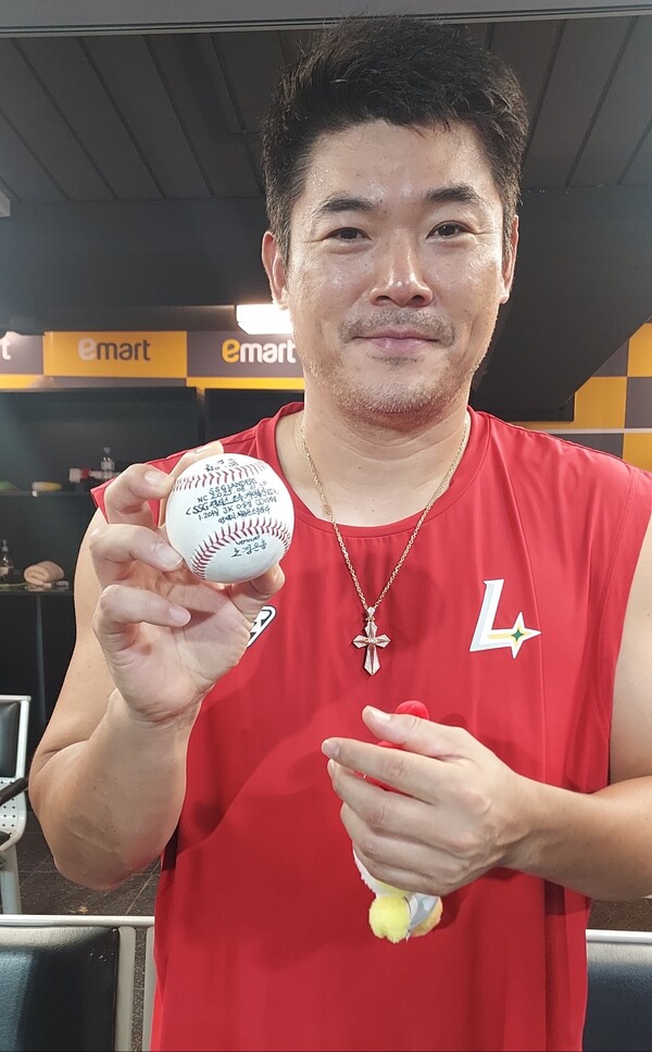 SSG 노경은이 100홀드 기념구를 들고 포즈를 취하고 있다. 사진 | 스포츠춘추 이웅희기자