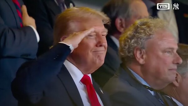 야구장을 방문한 트럼프(사진=MLB.com 중계화면)