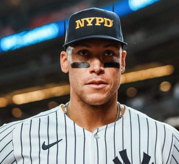 뉴욕 경찰 모자를 쓴 저지(사진=뉴욕 양키스 공식 SNS)