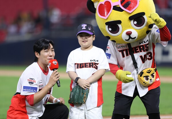 김예한 군이 시구에 앞서 
