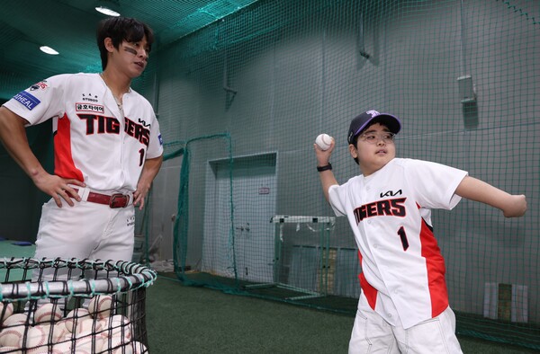 예한 군의 롤모델 박찬호가 예한 군의 시구 연습을 직접 지도하고 있다. (사진=KIA 타이거즈)