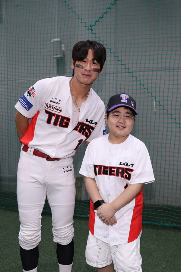 박찬호와 다정하게 포즈를 취한 예한 군. (사진=KIA 타이거즈)