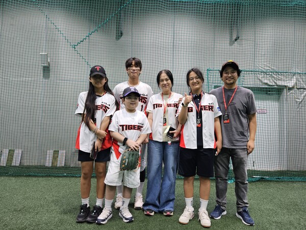 예한 군과 가족, 그리고 박찬호가 함께 기념촬영을 했다. (사진=메이크어위시 코리아 제공)