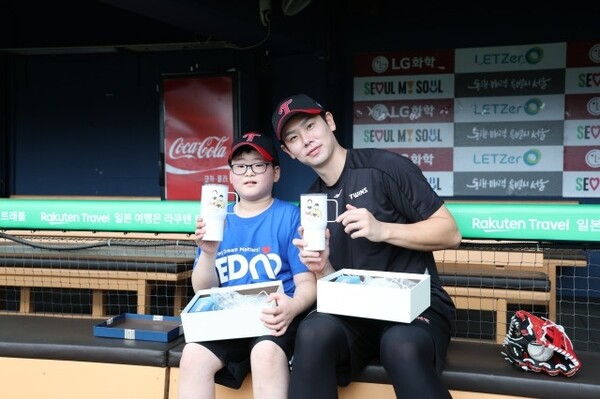 서윤후 군과 기념촬영하고 있는 홍창기. 사진 | LG