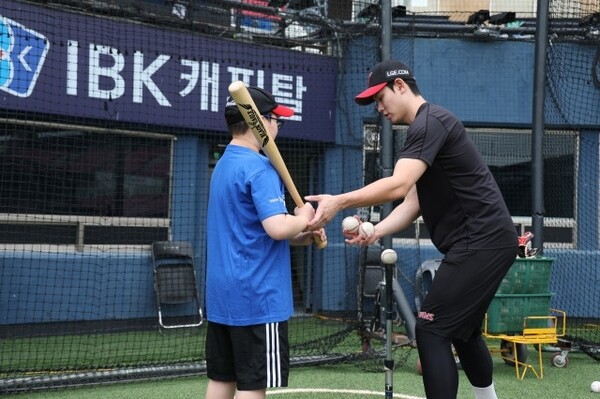 서윤후 군에게 조언을 해주고 있는 홍창기. 사진 | LG