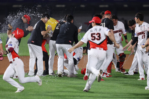 끝내기를 친 김선빈에게 물을 뿌리며 기뻐하고 있는 KIA 선수단. (사진=KIA 타이거즈)