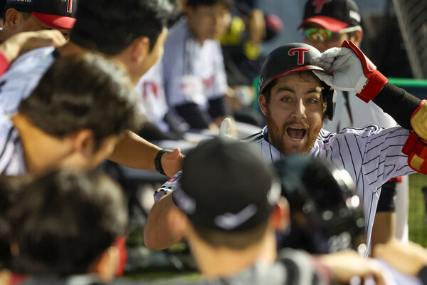 오스틴이 홈런을 터트린 뒤 더그아웃에서 동료들과 기쁨을 나누고 있다. 사진 | LG트윈스