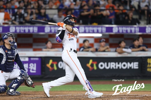 힘차게 배트를 휘두르고 있는 리베라토. 사진 | 한화이글스