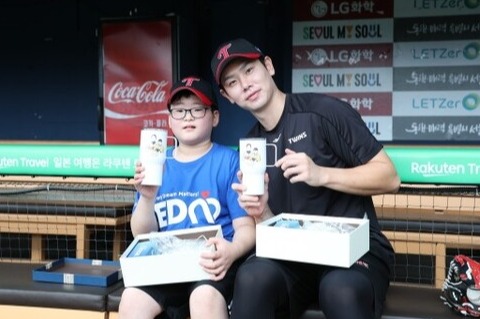 서윤후 군과 기념촬영하고 있는 홍창기. (사진=LG)