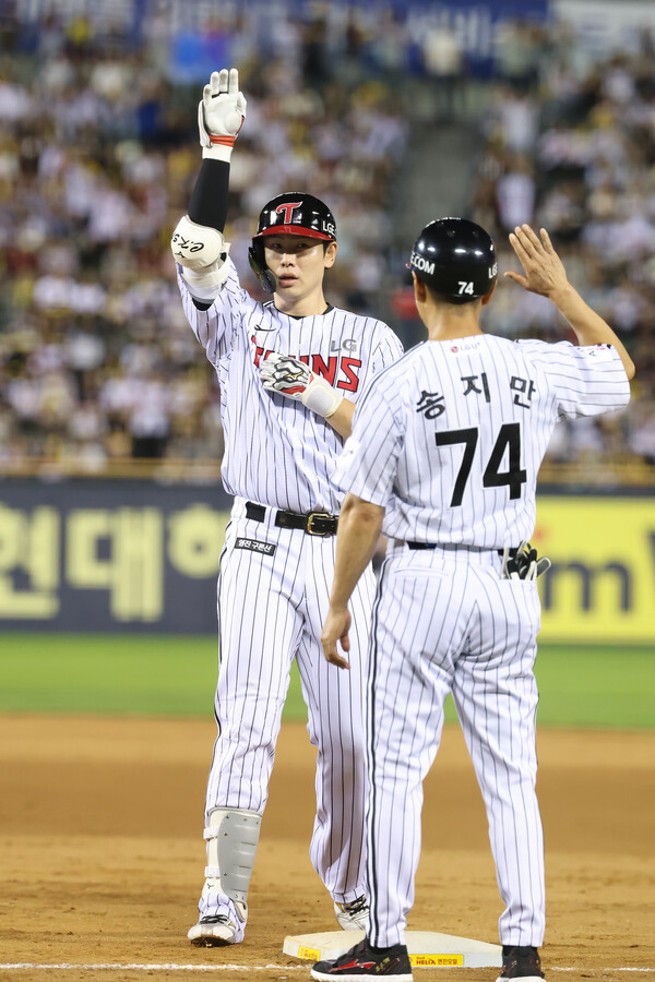 LG 홍창기가 13일 복귀전서 안타를 치고 출루했다. (사진=LG 트윈스)