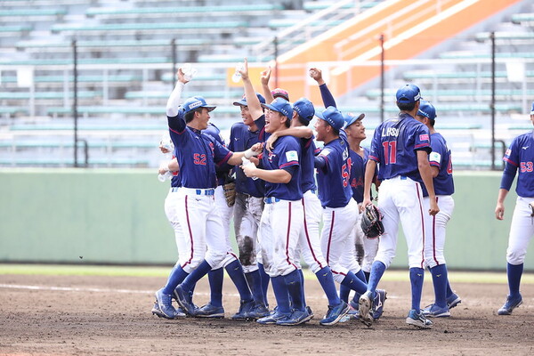 동메달을 목에 걸고 환호하는 대만 선수단. (사진=WBSC)