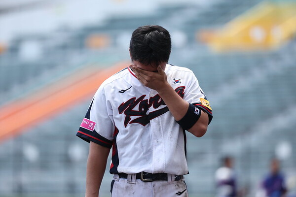 경기에 지고 눈물을 흘리는 한국 대표팀 선수들. (사진=WBSC)