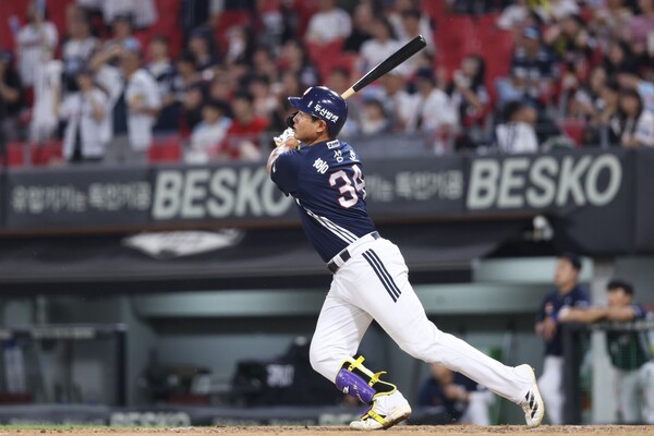 두산 홍성호가 생애 첫 홈런을 때려내는 모습. (사진=두산 베어스)