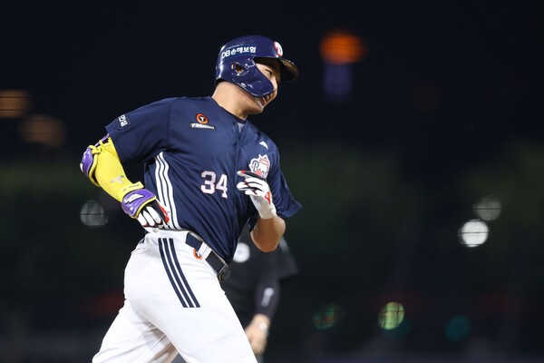 홈런을 치고 베이스를 도는 홍성호. (사진=두산 베어스)