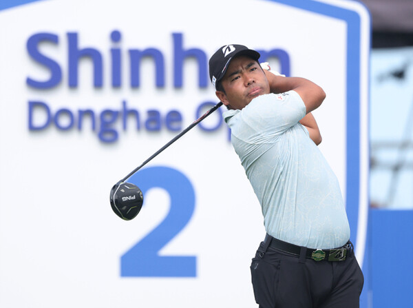신한동해오픈 우승을 차지한 일본의 '작은 거인' 히가. 사진 | KPGA