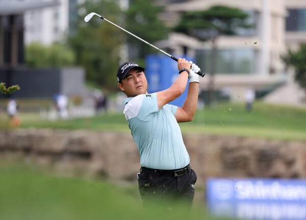 신한동해오픈 준우승을 차지한 이태훈이 샷을 날리고 있다. 사진 | KPGA