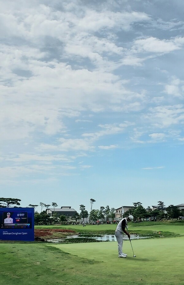 배용준이 송도 잭니클라우스CC에서 열린 신한동해오픈 마지막 18번홀에서 퍼팅하고 있다. 사진 | 스포츠춘추 이웅희기자
