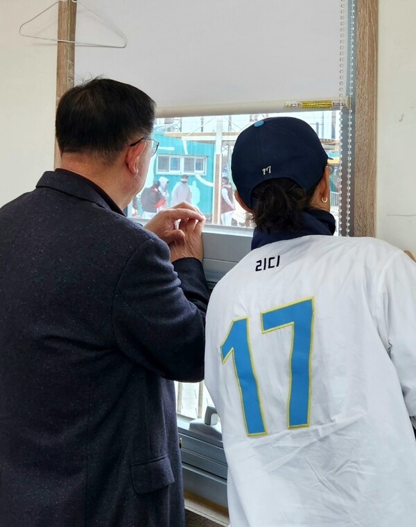 고 주성노 감독과 강정희의 다정한 뒷모습. (사진=강정희 제공)