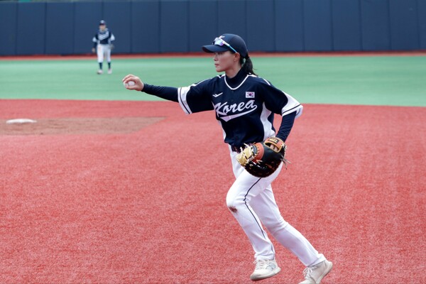 공을 잡고 송구하려는 강정희. (사진=강정희 제공)