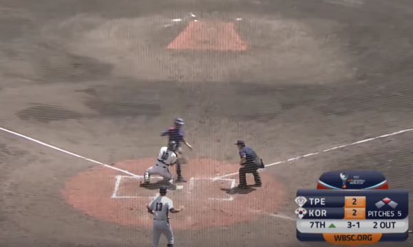 한국 포수 이희성과 타이완 주자의 충돌(사진=WBSC 유튜브 계정 화면캡쳐)