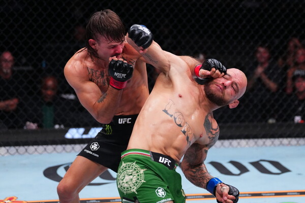 디에고 로페스와 제앙 실바의 경기 모습. 사진 | UFC