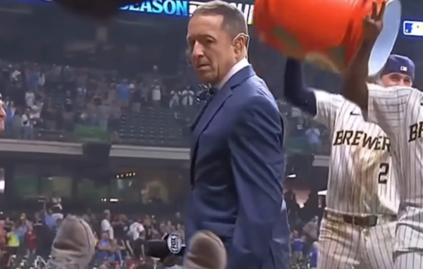 넘어진 사진작가를 쳐다보는 로젠탈의 표정(사진=MLB.com 중계화면)