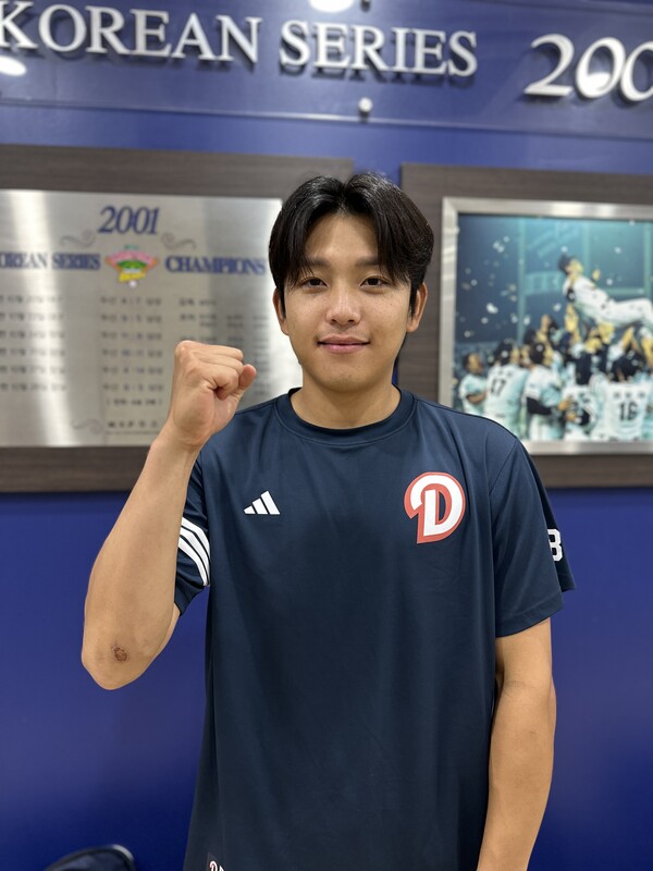 프로 데뷔 첫 1군 선발출전을 앞두고 환하게 웃고 있는 천현재. 사진 | 두산베어스