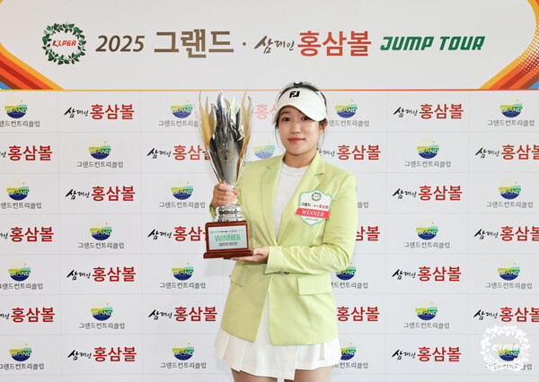 생애 첫 점프투어 우승을 차지한 정윤경. 사진 | KLPGA