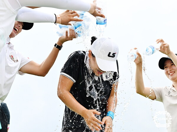 프로 데뷔 후 첫 우승을 차지한 이지민이 축하를 받고 있다. 사진 | KLPGA