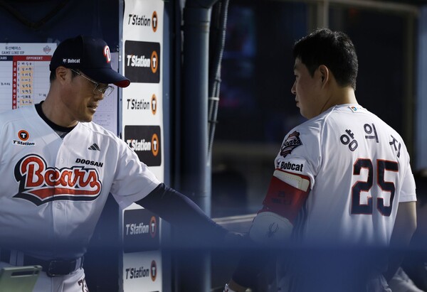 조성환 감독대행과 양의지(사진=두산)