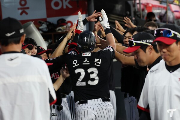 홈런 두 방을 터뜨린 오스틴(사진=LG)