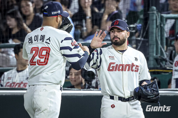 레이예스와 감보아(사진=롯데)