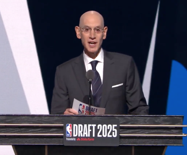 쿠퍼 플래그 지명을 발표하는 아담 실버 커미셔너(사진=NBA 방송화면)