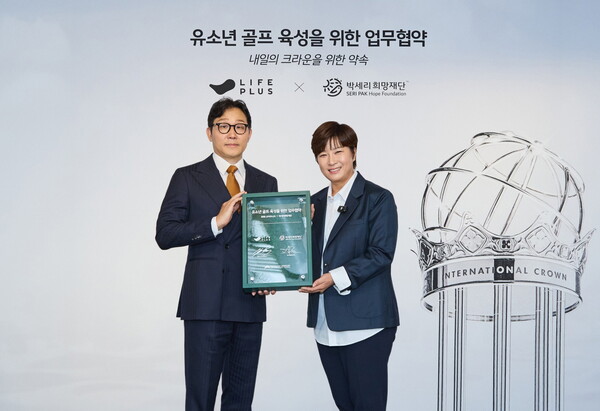 박찬혁 한화생명 스포츠마케팅TF 전무(왼쪽)와 박세리희망재단 박세리 이사장(오른쪽)이 16일 여의도 63빌딩에서(사진=한화생명)