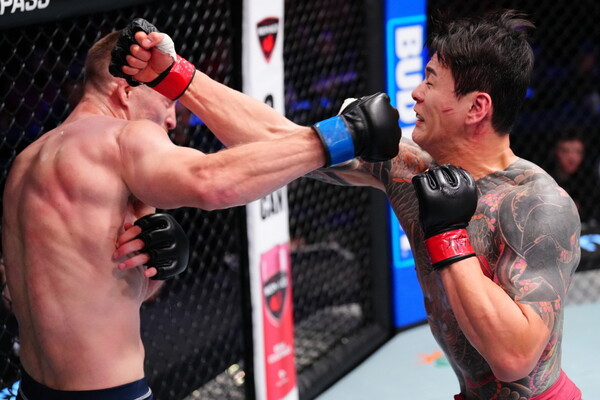 황인수과 맥코리의 대결 모습. 사진 | UFC