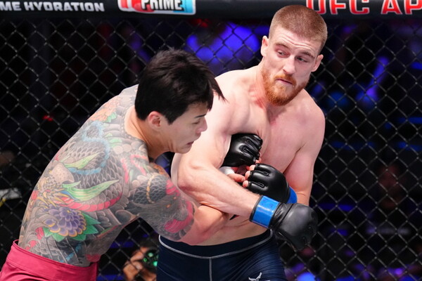 황인수과 맥코리의 대결 모습. 사진 | UFC