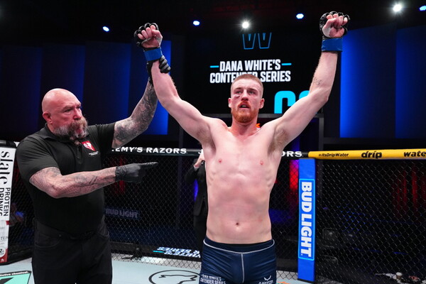 승리하고 기뻐하는 패디 맥코리. 사진 | UFC