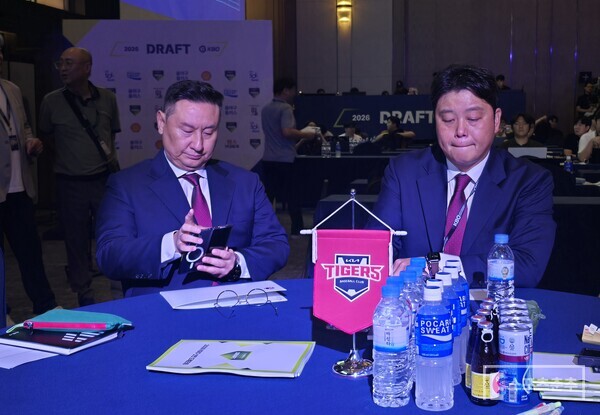 KIA 심재학 단장이 2026 KBO 신인 드래프트를 준비하고 있다. (사진=스포츠춘추 황혜정 기자)