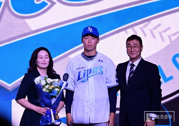 서울고 투수 이호범이 삼성라이온즈 유니폼을 입었다. (사진=스포츠춘추 황혜정 기자)