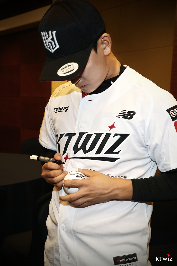 KT 위즈가 2026 신인 드래프트에서 지명한 선수들을 위해 특별한 환영 행사를 마련했다. 1라운드 지명 선수 박지훈(사진=KT)