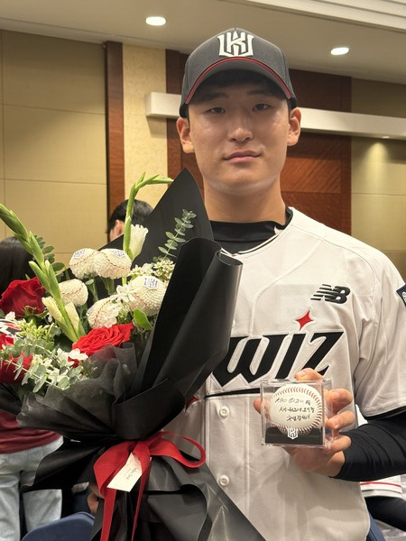 KT 위즈가 2026 신인 드래프트에서 지명한 선수들을 위해 특별한 환영 행사를 마련했다. 1라운드 지명 선수 박지훈(사진=KT)