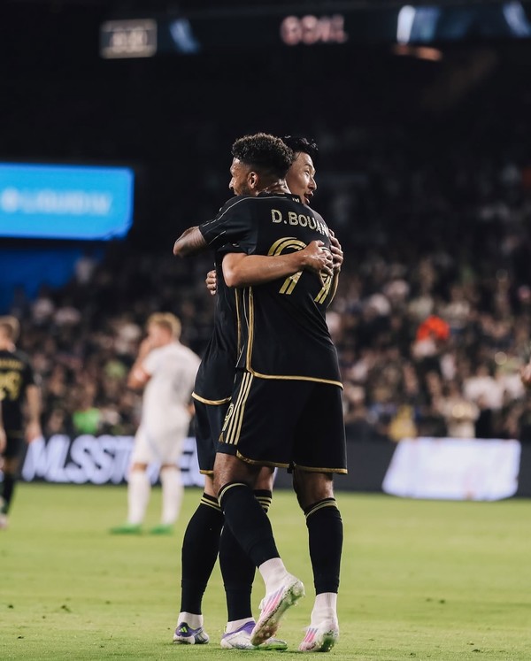 동료와 포옹하고 있는 손흥민. 사진 | LA FC SNS