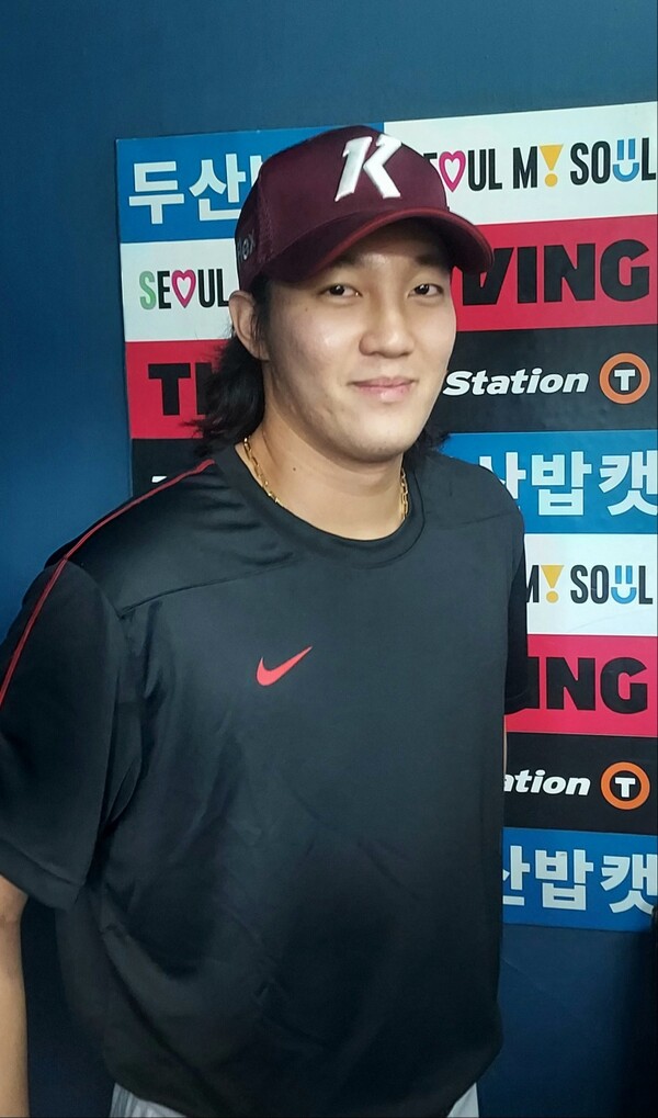 키움 안우진이 18일 잠실 두산전을 앞두고 취재진과 인터뷰를 하고 있다. 사진 | 스포츠춘추 이웅희기자