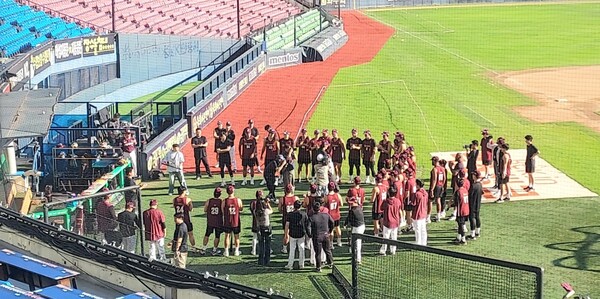 안우진이 1군 동행에 앞서 선수단 앞에서 인사하고 자리로 돌아가고 있다. 사진 | 스포츠춘추 이웅희기자